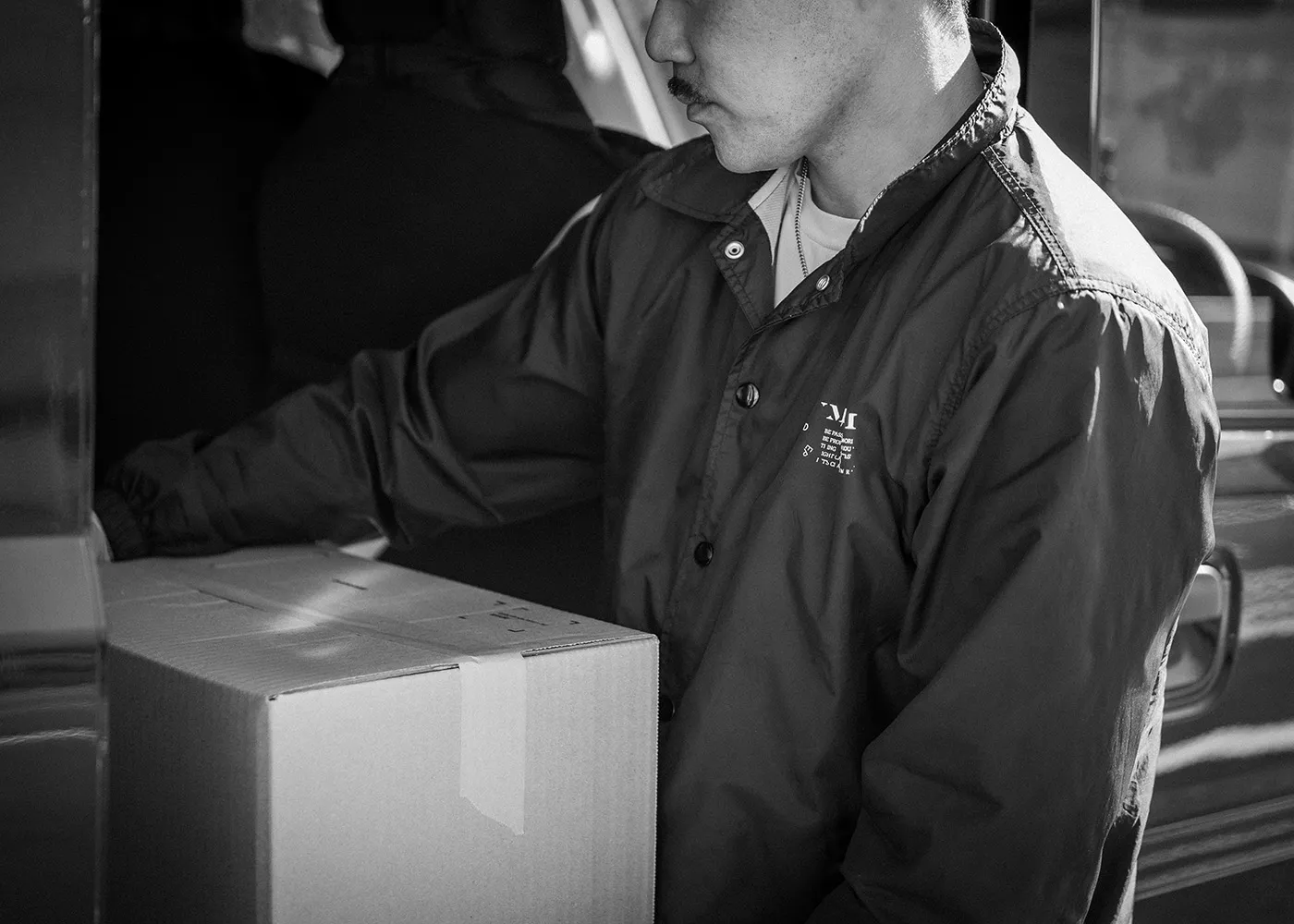 車に荷物を積んでいる